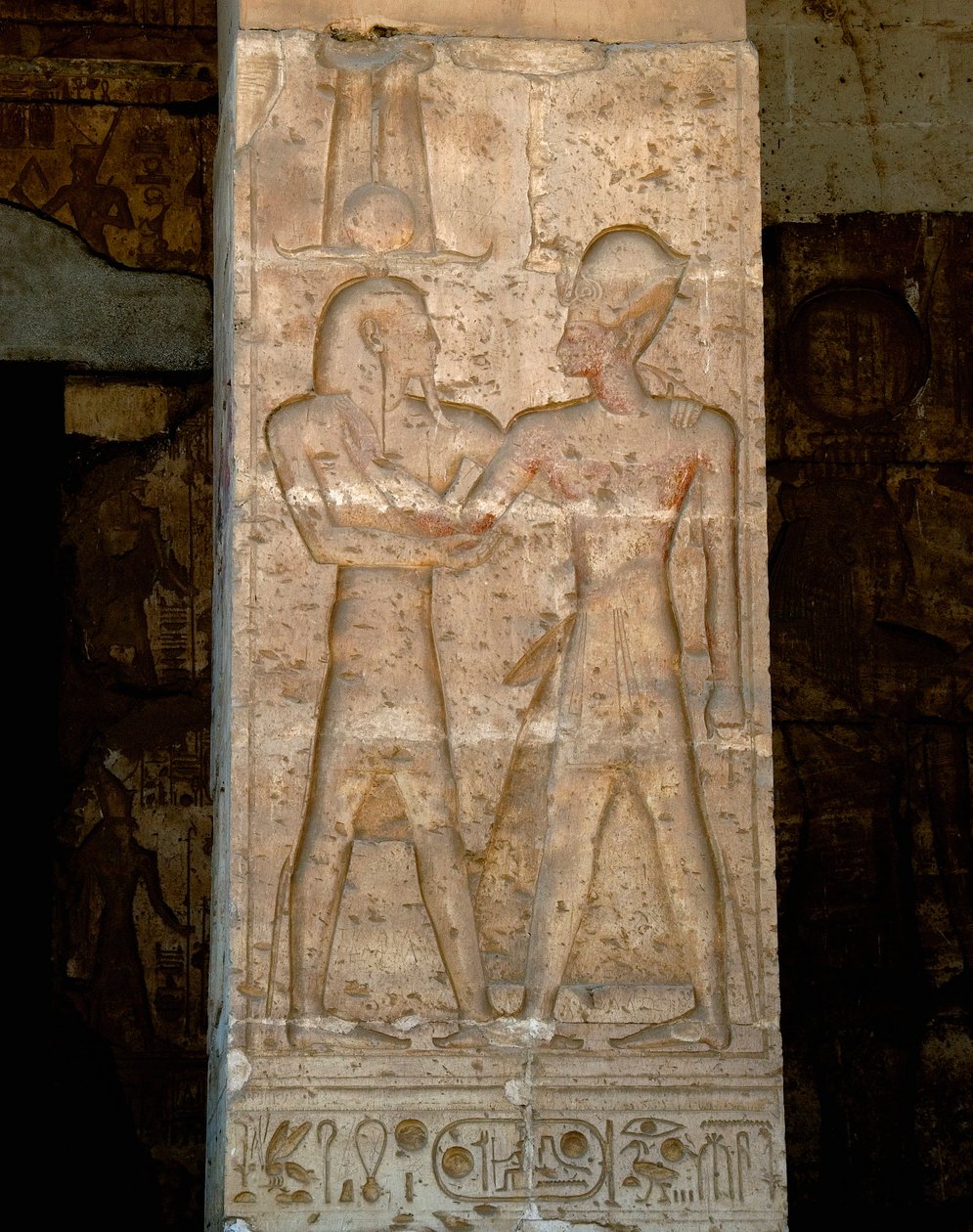 Muinaisen Egyptin taide: Seti I:n (Sety tai Seti I) temppelin pylvään matalareliefi. tekijältä Egyptian 19th Dynasty
