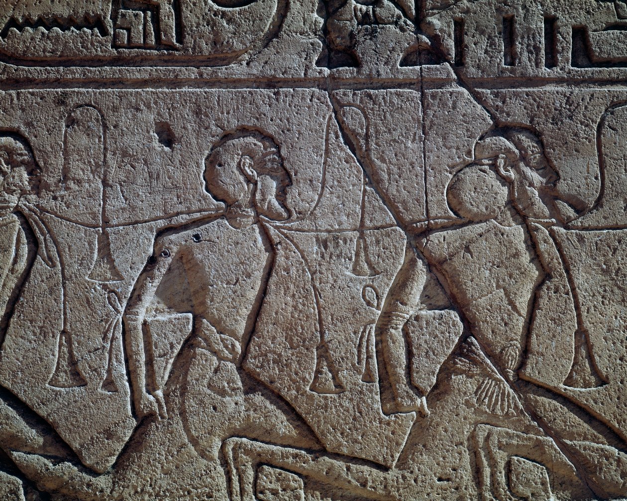 Ramses II:n assyrialaiset vangit, reliefi, Abu Simbelin päätemppeli (Unescon maailmanperintöluettelo). tekijältä Egyptian 19th Dynasty