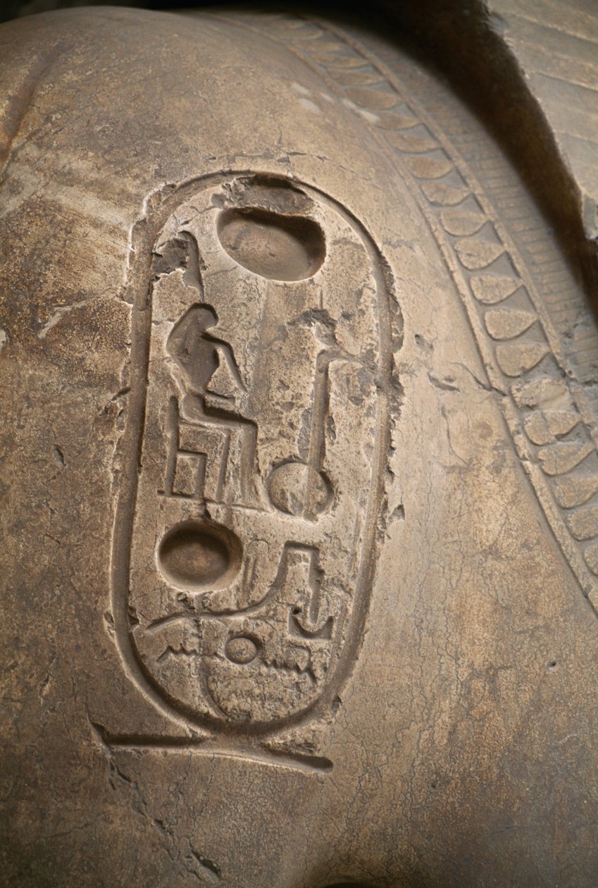 Kaiverrus käsivarressa, kaiverrus Ramesses II:n kolossista, Memphis (Unescon maailmanperintöluettelo). tekijältä Egyptian 19th Dynasty