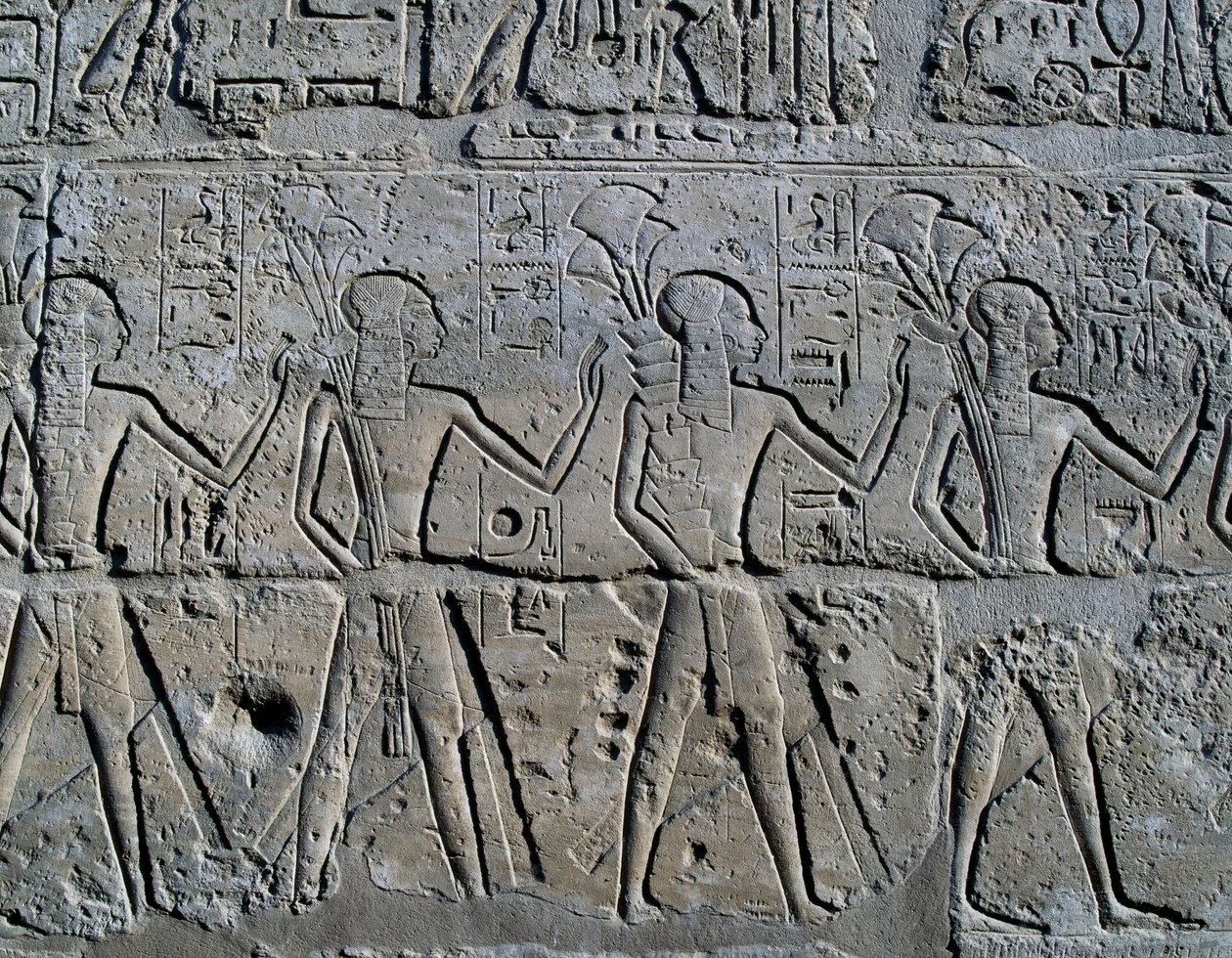 Kaivosalueita symboloivia hahmoja tuomassa veronsa jumalalle, reliefi, Ramesses II:n sisäpiha, Amunin temppeli (Unescon maailmanperintöluettelo). tekijältä Egyptian 19th Dynasty