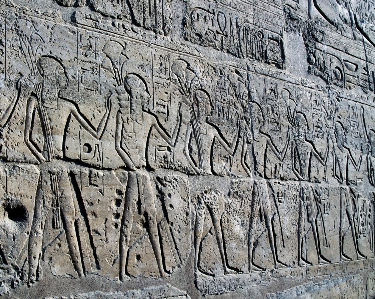 Kaivosalueita symboloivia hahmoja tuomassa veronsa jumalalle, reliefi, Ramesses II:n sisäpiha, Amunin temppeli (Unescon maailmanperintöluettelo). tekijältä Egyptian 19th Dynasty