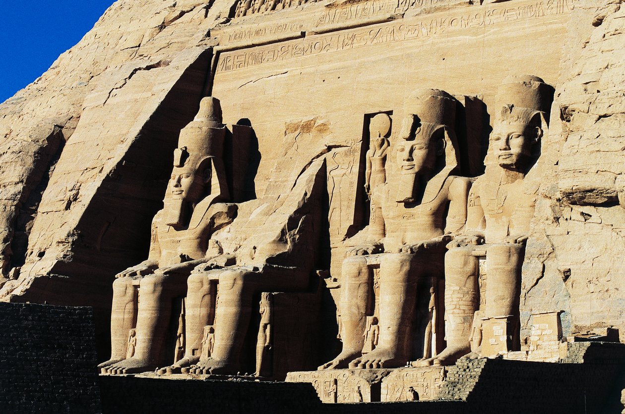 Ramesses II:n temppelin kolossaalipatsaat, Abu Simbel, Egypti, Uusi valtakunta, XIX dynastia tekijältä Egyptian 19th Dynasty