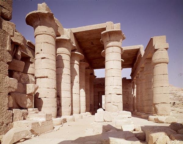 Suuren hypostyylisalin pylväät, joissa on papyrusakselit ja lootuskapiteelit, Uusi valtakunta tekijältä Egyptian 19th Dynasty