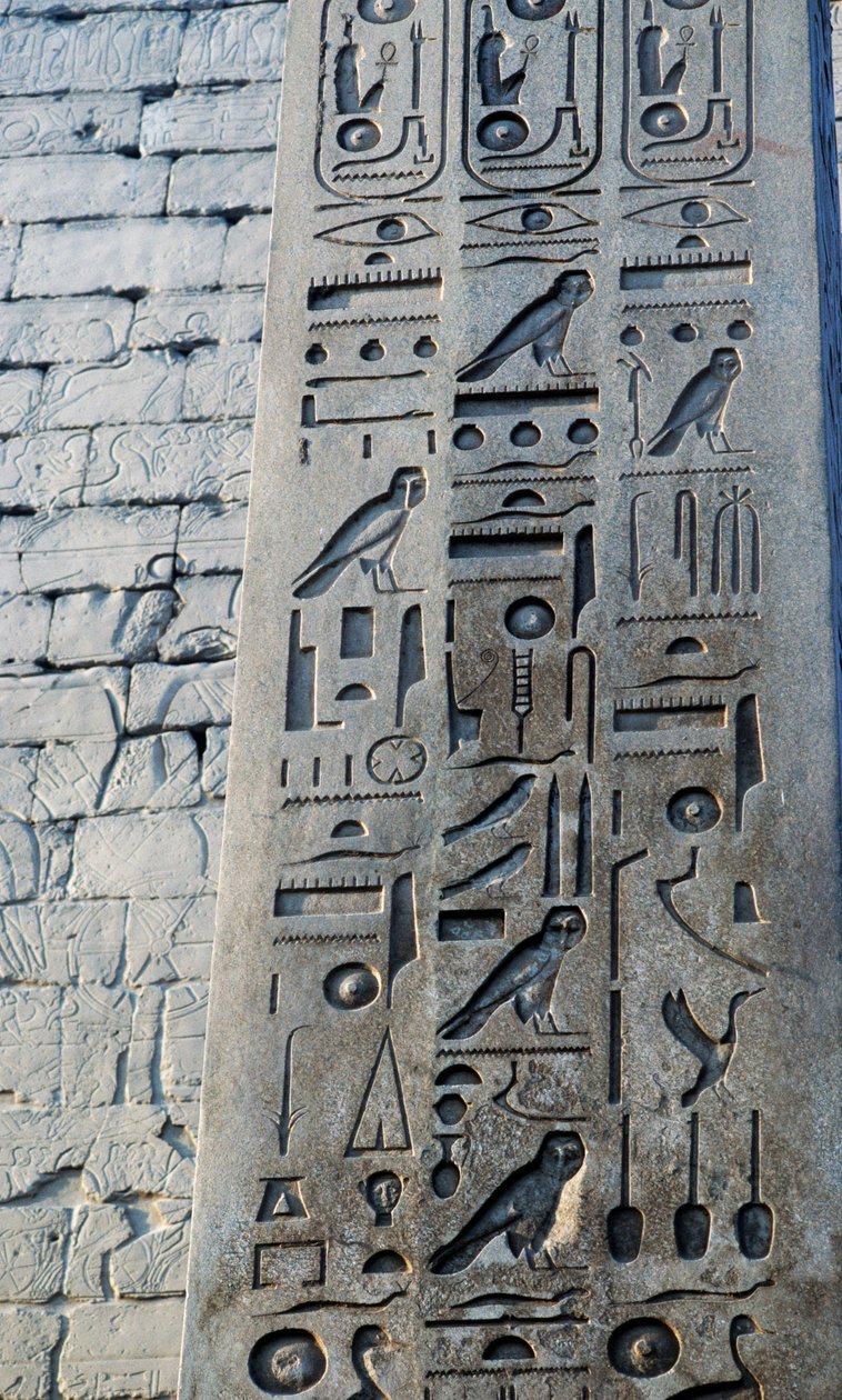 Yksityiskohta vaaleanpunaisesta graniittiobeliskistä, korkeus 25 metriä, Ramses II:n tilaama, Amonin temppeli, Karnakin temppelikompleksi, Luxor, Thebe (Unescon maailmanperintökohde). tekijältä Egyptian 19th Dynasty