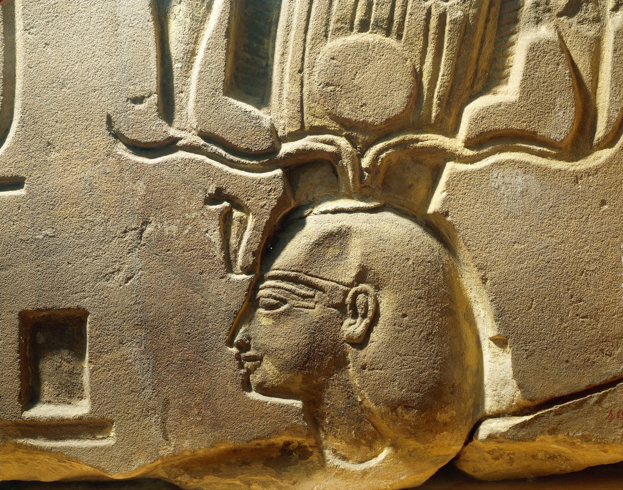 Egypti, Luxor, muinainen Theban kaupunki, Assasifin laakso, reliefin katkelma, jossa on Ramses II:n kuva ja kartuskeja. tekijältä Egyptian 19th Dynasty