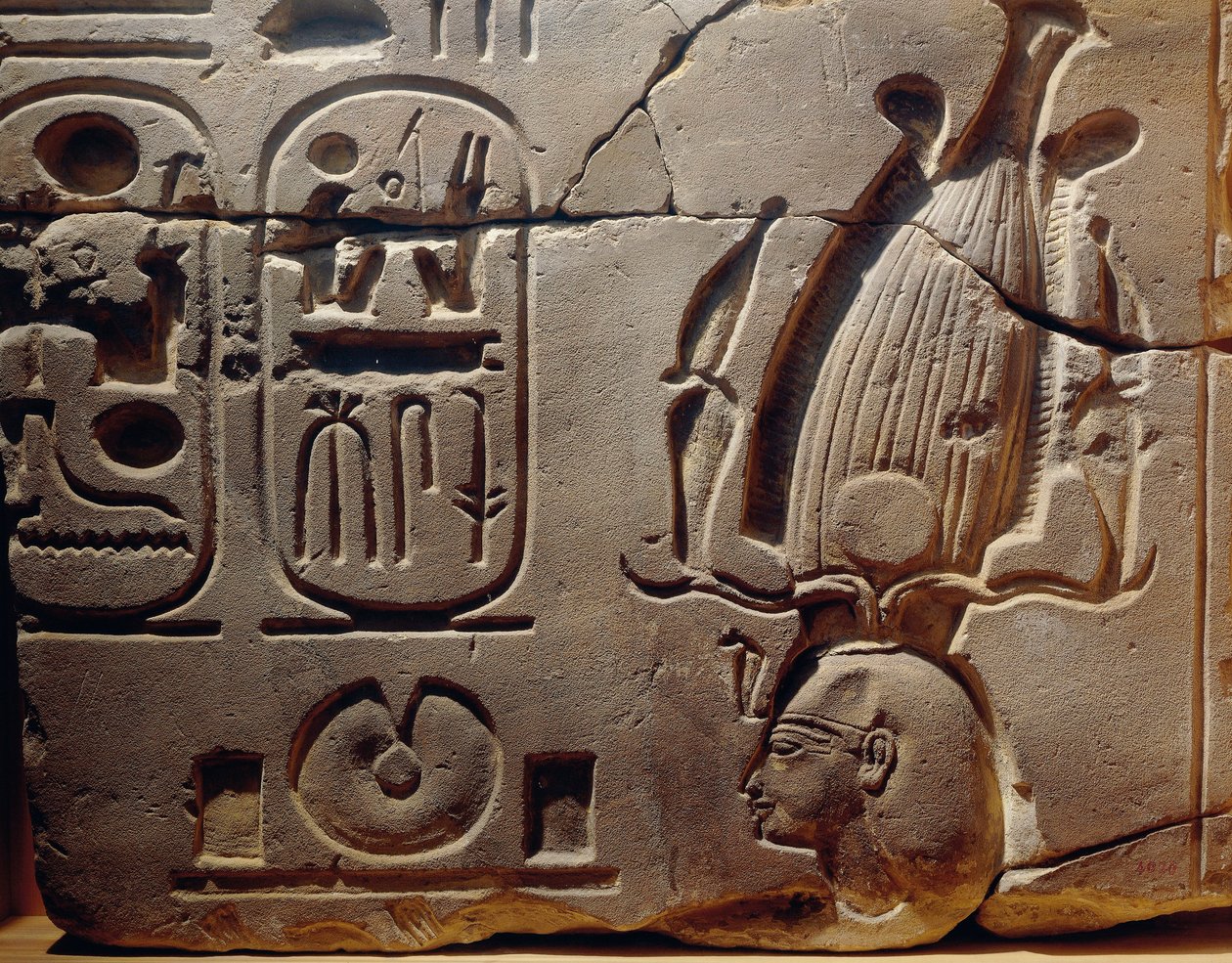 Egypti, Luxor, muinainen Theban kaupunki, Assasifin laakso, reliefin katkelma, jossa on Ramses II:n kuva ja kartuskeja. tekijältä Egyptian 19th Dynasty