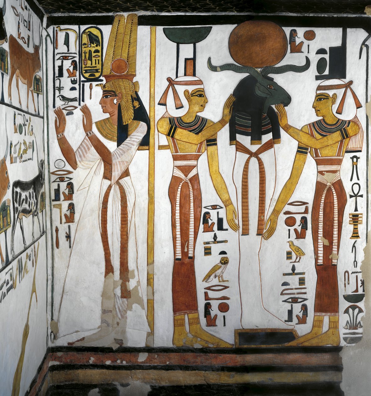 Egypti, Thebes, Luxor, Kuningattaren laakso, Nefertarin hauta, eteisammion lisärakennus, seinämaalaukset, Kuningatar jumalallisen entiteetin edessä, joka edustaa Osirista lepäämässä Rassa jumalattareiden Isiksen ja Nephthyn ympyrässä tekijältä Egyptian 19th Dynasty