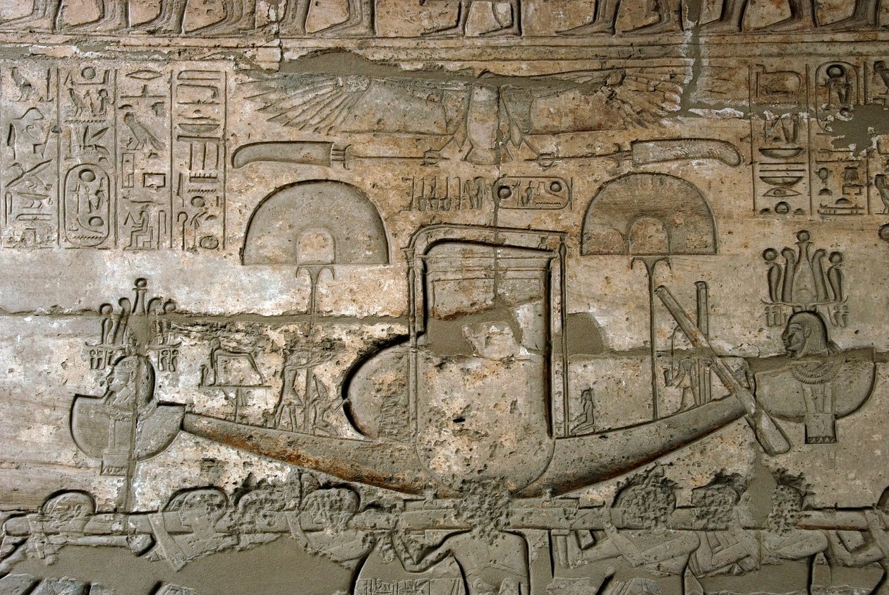 Egyptin antiikin aika: näkymä kohokuvioista, jotka edustavat pyhää venettä, faarao Ramses II:lle (1279-1213 eKr.) omistettu muistotemppeli, Ramasseum-paikka (Ramesseum) Luxorissa, Egyptissä. tekijältä Egyptian 19th Dynasty