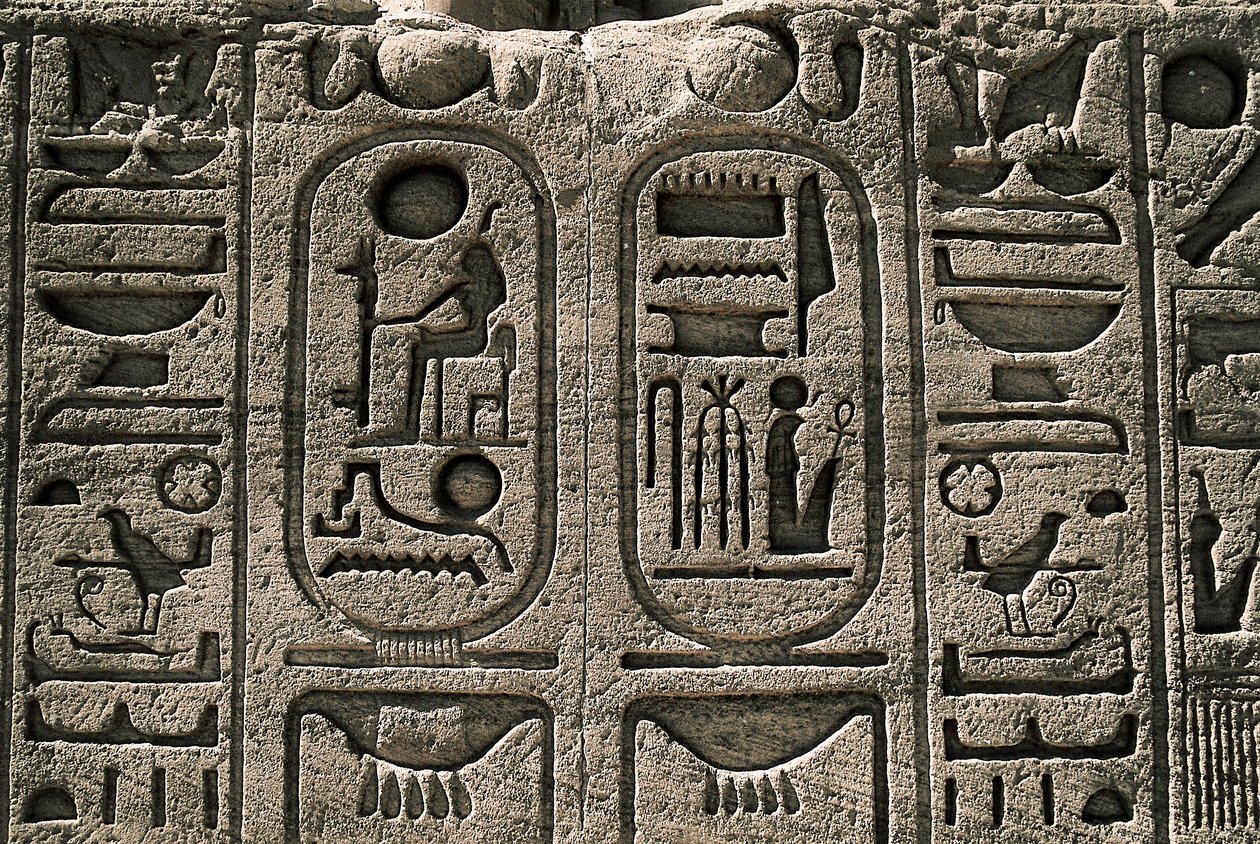 Egyptin muinaisuus: Ramses II:n temppelin reliefi. 1271-1256 eKr., Abu Simbel, Assuan, Egypti. tekijältä Egyptian 19th Dynasty
