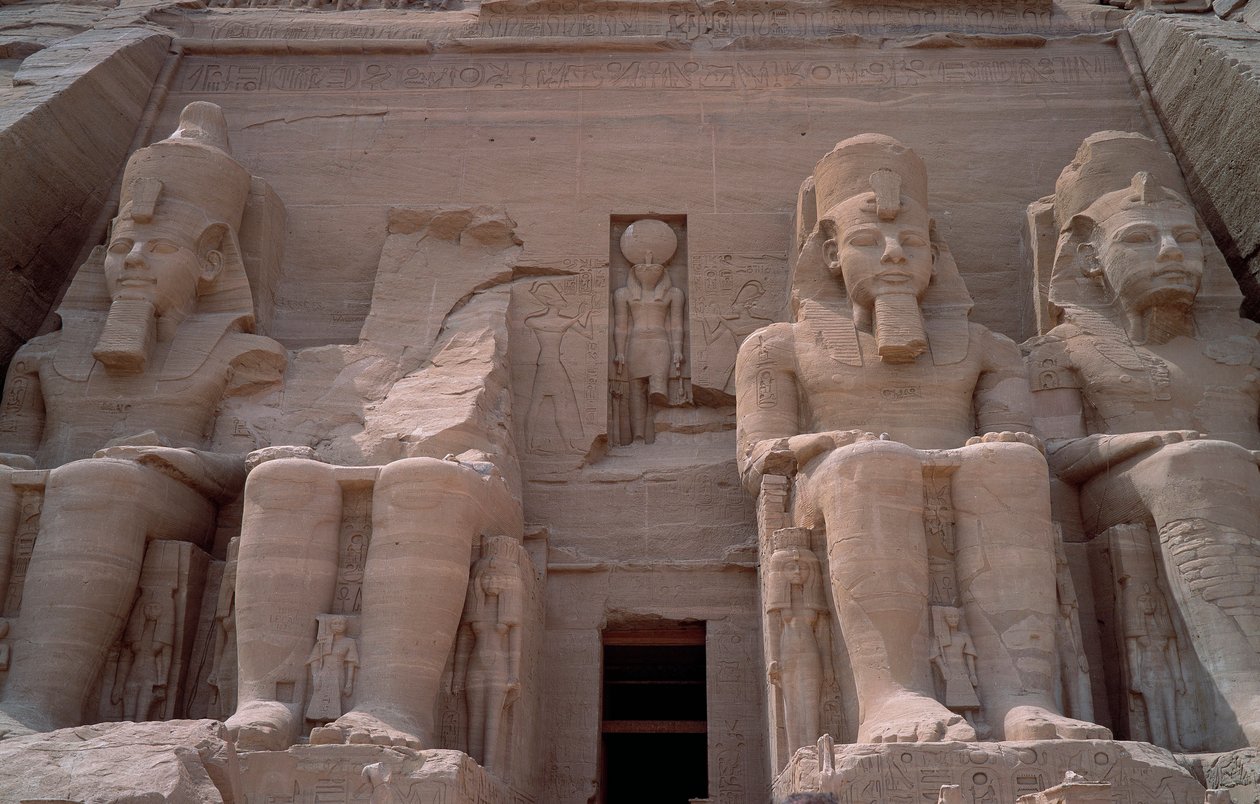 Egyptin antiikin: Ramses II:n temppelin kolossi. 1271-1256 eaa. Abu Simbel (Abu Simbel), Aswan, Egypti tekijältä Egyptian 19th Dynasty