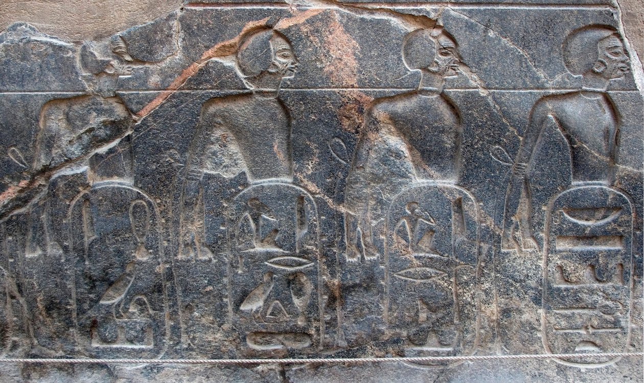 Egyptiläinen antiikki: yksityiskohta reliefistä, joka koristaa farao Ramses II:n (1292-1186 eKr.) valloittamien alueiden tunnuksia. Luxorin temppeli. East Bank (Thebes), Egypti tekijältä Egyptian 19th Dynasty