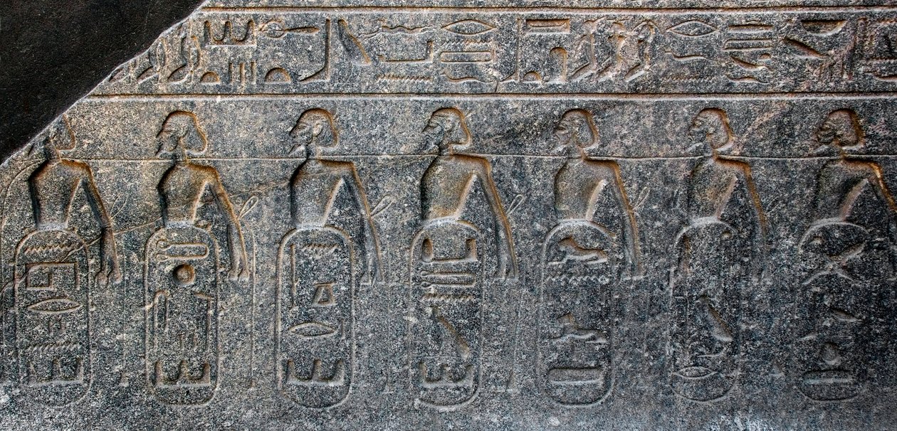 Egyptiläinen antiikki: yksityiskohta reliefistä, joka koristaa faarao Ramses II:n (1292-1186 eaa.) valloittamien alueiden tunnuksia. Luxorin temppeli. Itäranta (Theban), Egypti tekijältä Egyptian 19th Dynasty