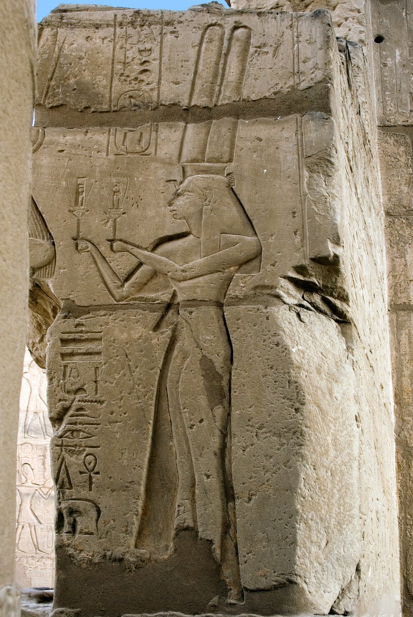 Egyptiläinen antiikki: yksityiskohta reliefeistä, joissa jumalatar Hathor pitelee sisaruksia käsissään, faarao Ramses II:lle (1279-1213 eKr.) omistettu hautajaistemppeli, Ramasseumin (Ramesseumin) paikka Luxorissa Egyptissä. tekijältä Egyptian 19th Dynasty