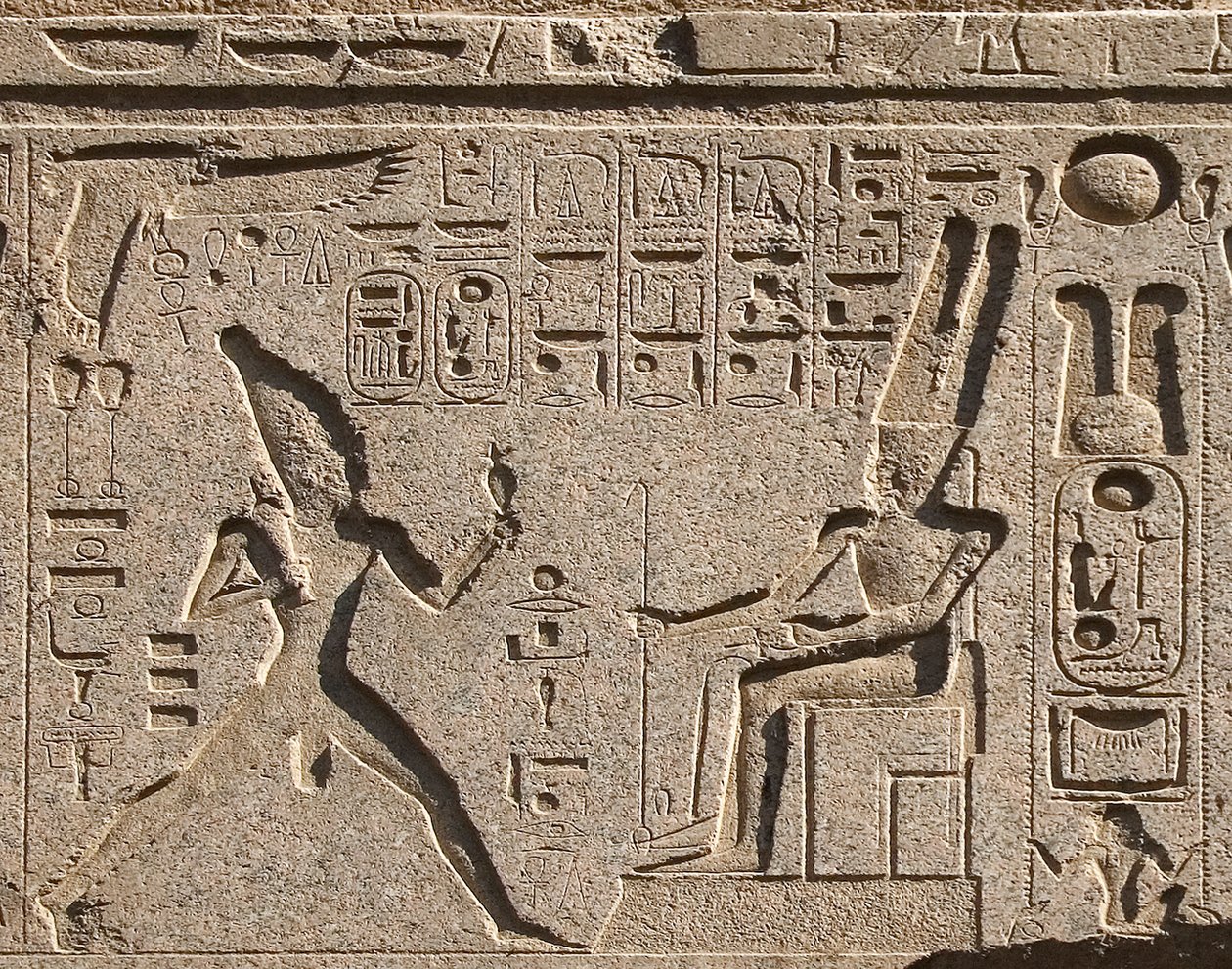 Egyptiläinen antiikki: yksityiskohta arkkitraavista koristaa farao Ramses II:n jumalaa Amonia ja hieroglyfejä kunnioittavan esityksen, farao Ramses II:n (1292-1186 eKr.) temppeli Luxorissa. Itäranta (Thebe), Egypti tekijältä Egyptian 19th Dynasty