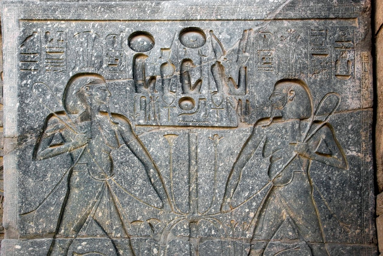 Egyptiläinen antiikki: yksityiskohta farao Ramses II:n (1292-1186 eKr.) patsaan pohjasta, joka edustaa Ylä- ja Ala-Egyptin liittoa. Luxorin temppeli. East Bank (Thebes), Egypti tekijältä Egyptian 19th Dynasty