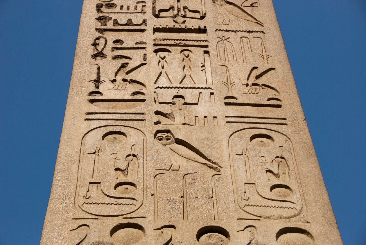 Egyptiläinen antiikki: yksityiskohta patruunoiden ja hieroglyfien obeliskihaudasta, farao Ramses II:n (1292-1186 eaa.) temppelistä Luxorissa. Itäranta (Thebe), Egypti tekijältä Egyptian 19th Dynasty