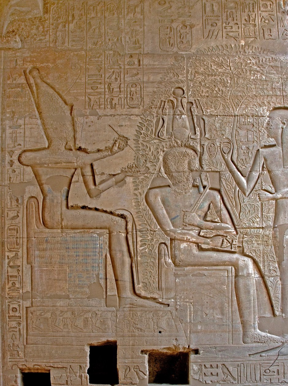 Egyptiläinen antiikki: yksityiskohta Ramses II:n kruunua edustavista ja Seshat Scripturein jumalan siunaamista reliefeistä, faarao Ramses II:lle omistettu muistotemppeli tekijältä Egyptian 19th Dynasty