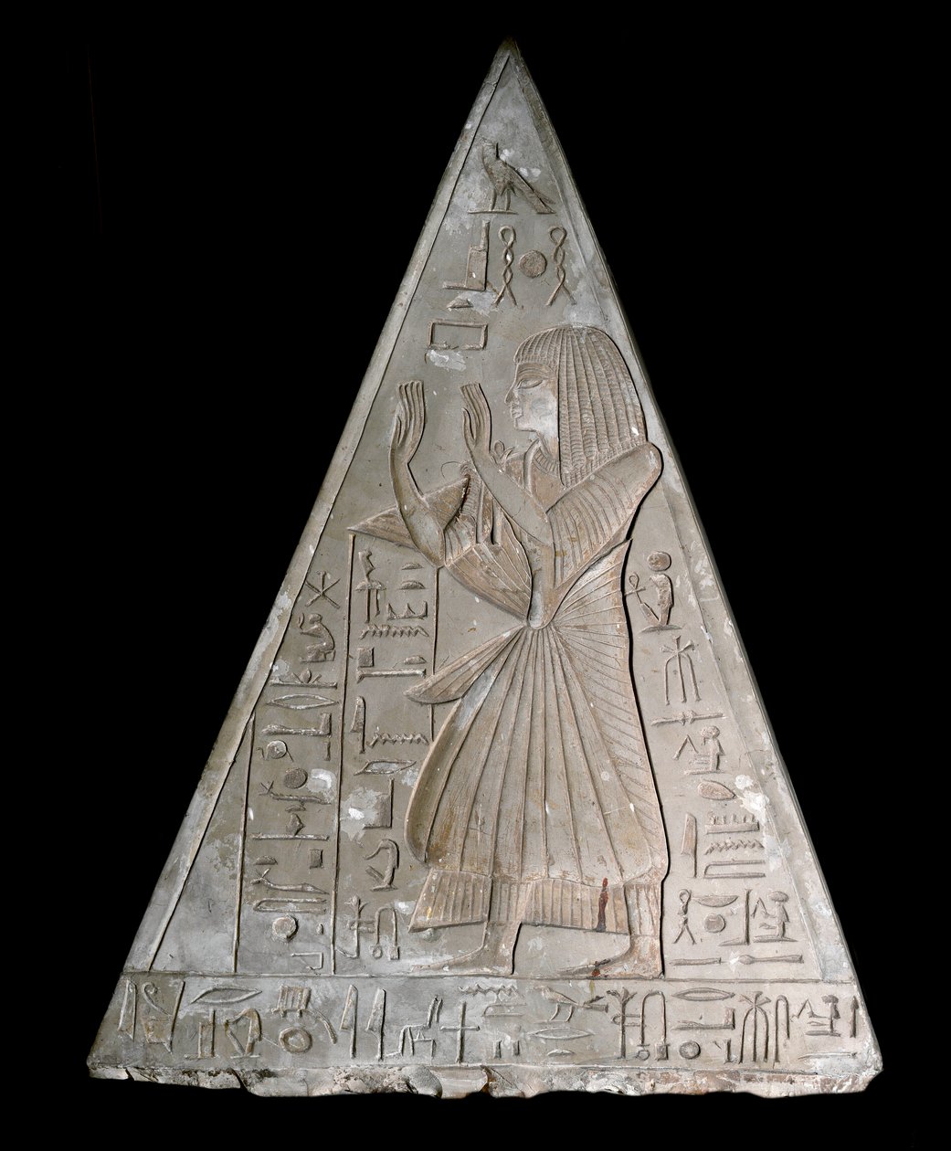 Egyptiläinen antiikki: Ramose decoreen kappelin pyramidin kärki, joka edustaa myöhään palvovaa Re-Atumia (Re Atum tai Ra-Atum tai Ra Atum tai Re Toum) laskevaa aurinkoa. 19. dynastia ((1295-1190 eKr.) Deir el Medineh Koko korkeus 70 cm Torino Egypti tekijältä Egyptian 19th Dynasty