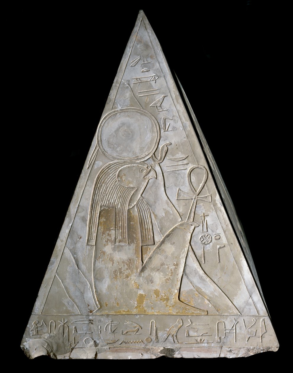 Egyptiläinen antiikki: Ramose-kappelin pyramidin kärki Decoree Re-Atumin (Re Atum tai Ra-Atum tai Ra Atum tai Re Toum) jumaluuden laskevasta auringon kuvauksesta. 19. dynastia ((1295-1190 eKr.) Deir el Medineh Dim. k. 70 cm Torinon egyptiläinen museo tekijältä Egyptian 19th Dynasty