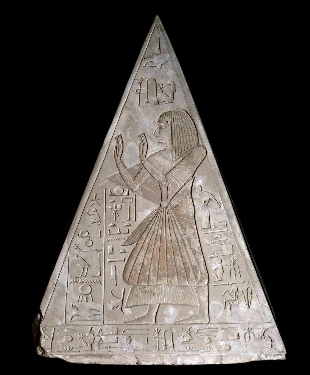 Egyptiläinen antiikki: Ramose-kappelin pyramidin kärki decoree, joka edustaa myöhään palvovaa Ra-Haraktea (Re Harakte) nousevan auringon jumalallista tekijältä Egyptian 19th Dynasty