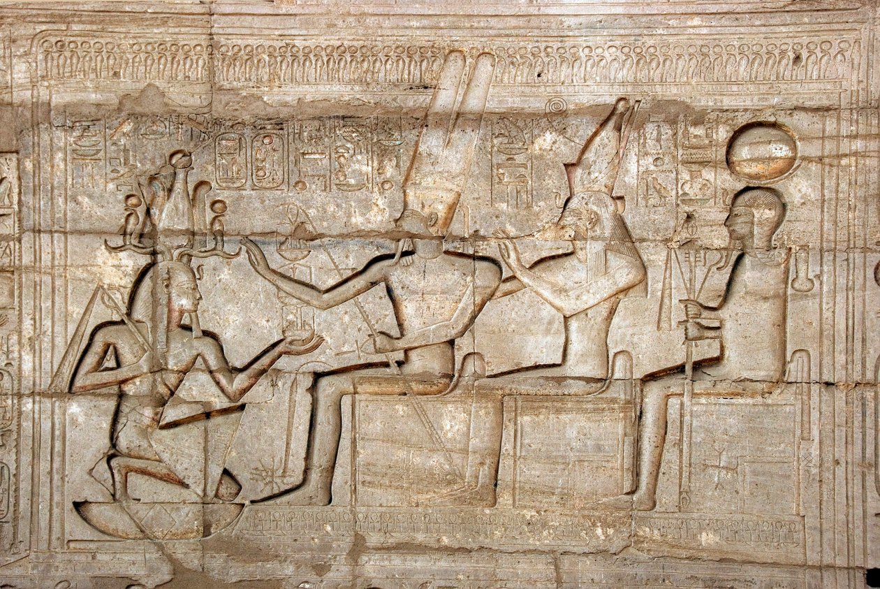 Egyptin antiikin: reliefi, joka kuvaa farao Ramses II:ta Theban-kolmikon jumalien Amonin, Mutin ja Khonsun edessä; Faarao Ramses II:lle (1279-1213 eKr.) omistettu hautajaistemppeli, Ramasseumin (Ramesseumin) paikka Luxorissa, Egyptissä. tekijältä Egyptian 19th Dynasty