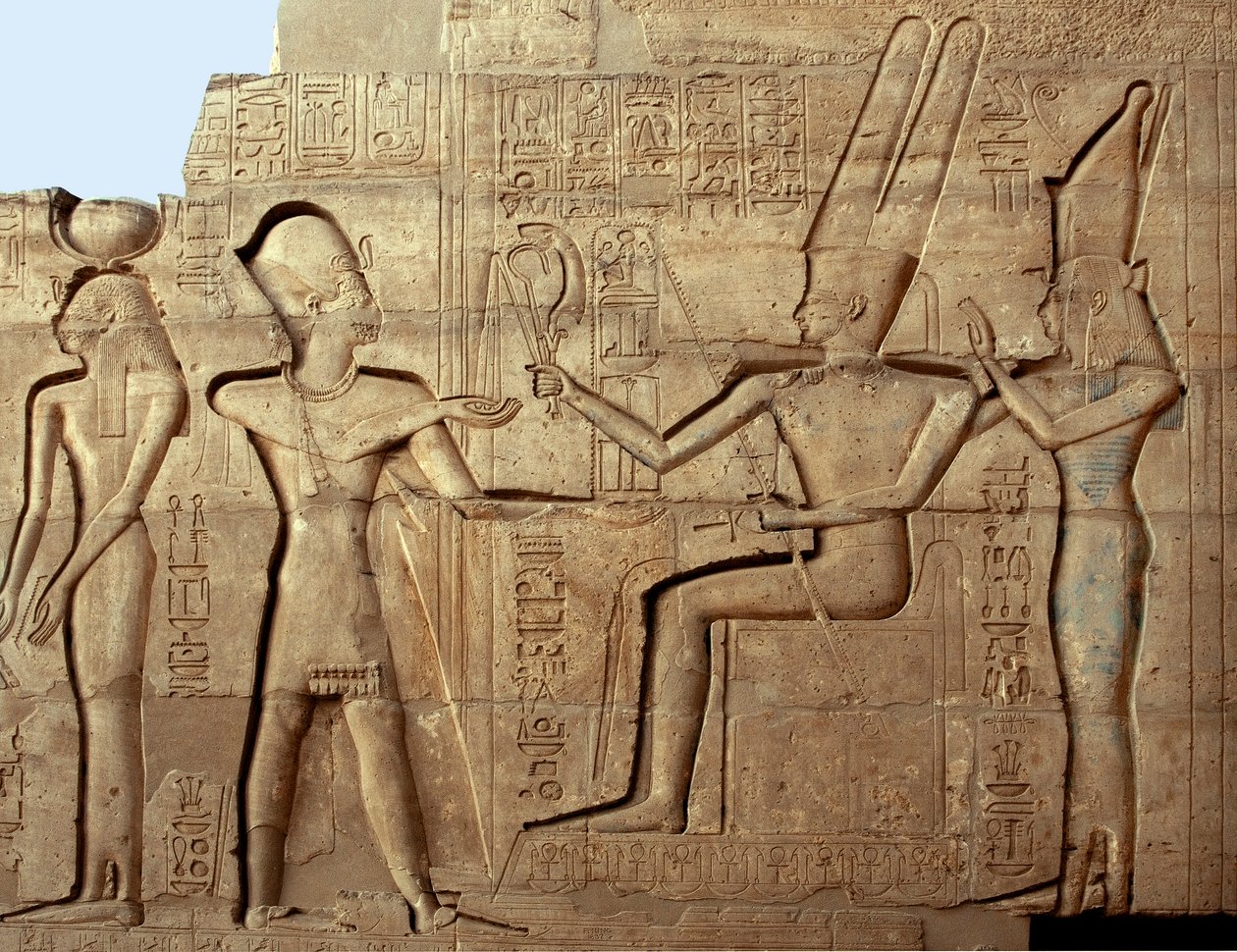 Egyptiläinen antiikki: reliefi, joka kuvaa farao Ramses II:ta kahden Theban-kolmikon jumaluuden, Amonin ja Mutin, edessä; Faarao Ramses II:lle (1279-1213 eKr.) omistettu hautajaistemppeli, Ramasseumin (Ramesseumin) paikka Luxorissa, Egyptissä. tekijältä Egyptian 19th Dynasty