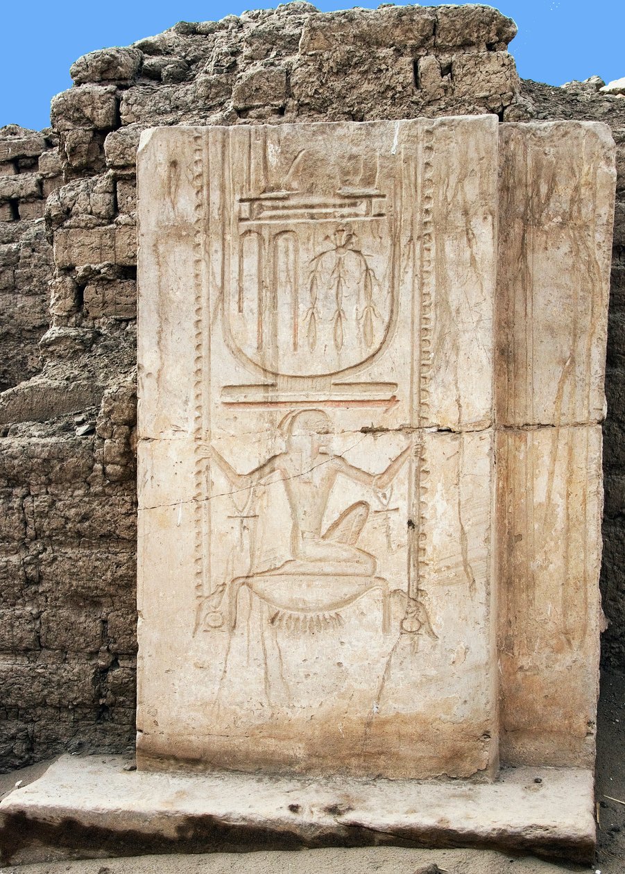 Egyptiläinen antiikki: farao Ramses II:n (1279-1213 eKr.) stele pitkäikäisellä lupauksella, hänelle omistettu hautajaistemppeli, Ramasseum-paikka Luxorissa, Egyptissä. tekijältä Egyptian 19th Dynasty