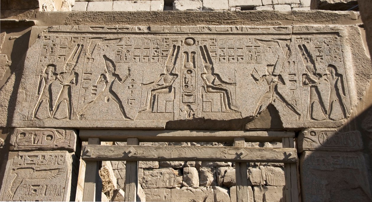 Egyptiläinen antiikki: näkymä arkkitraavista koristaa Amonia kunnioittavaa farao Ramses II:ta ja hieroglyfejä, farao Ramses II:n (1292-1186 eKr.) temppeli Luxorissa. East Bank (Thebes), Egypti tekijältä Egyptian 19th Dynasty