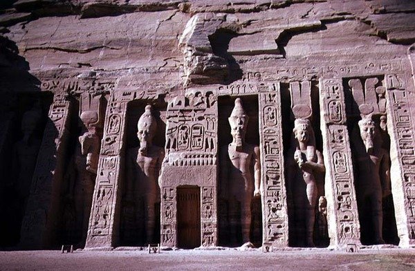 Kuningatar Nefertarin temppelin julkisivu, Uusi kuningaskunta, n. 1250 eKr. (kuva) (katso lisätietoja 118458) tekijältä Egyptian 19th Dynasty