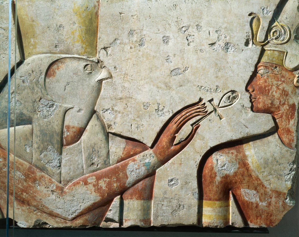 Haukkajumala Horus ja Ramses II suun avausseremonian aikana, basreliefi, faraon Abydosiin rakentamasta pienestä temppelistä. tekijältä Egyptian 19th Dynasty