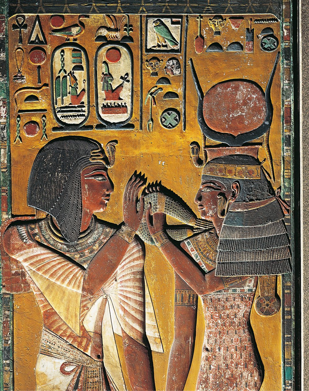Jumalatar Hathor tarjoaa kaulakorunsa faraolle (matala helpotus) tekijältä Egyptian 19th Dynasty