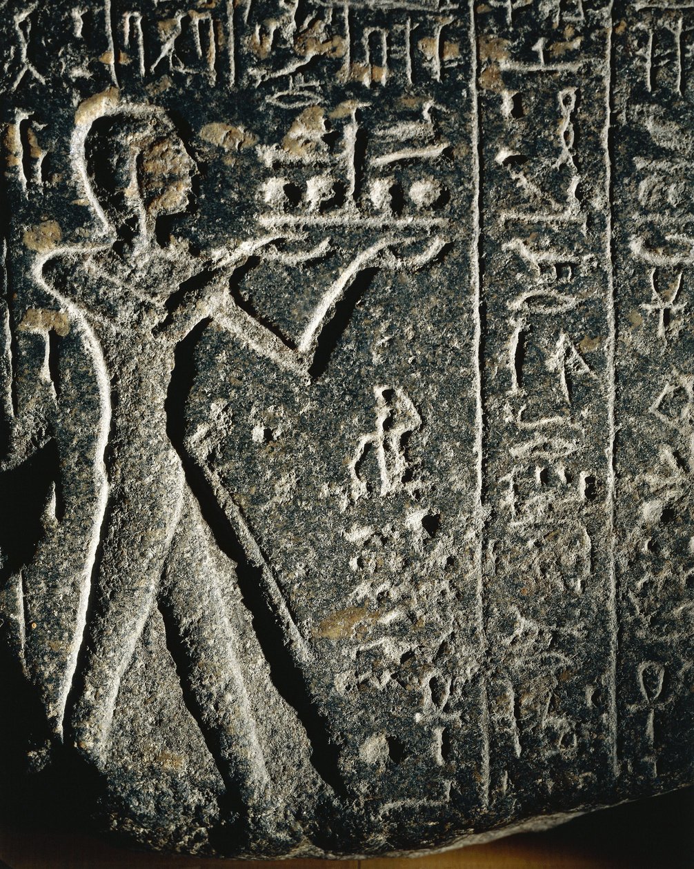 Graniittipatsas, joka kuvaa prinssi Merneptahia palvonnassa ja joka on omistettu Ptah-jumalalle. tekijältä Egyptian 19th Dynasty