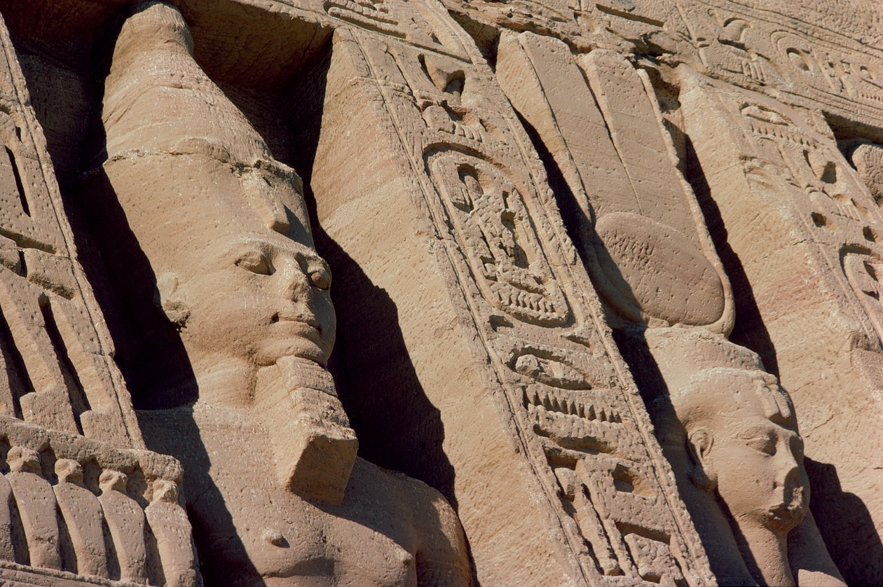 Ramses II:n (1279-1213) ja Hathor/Nefertarin päämiehet kuningatar Nefertarin temppelin julkisivussa, Uusi kuningaskunta, noin 1250 eKr. (kuva) (yksityiskohta 118459) tekijältä Egyptian 19th Dynasty