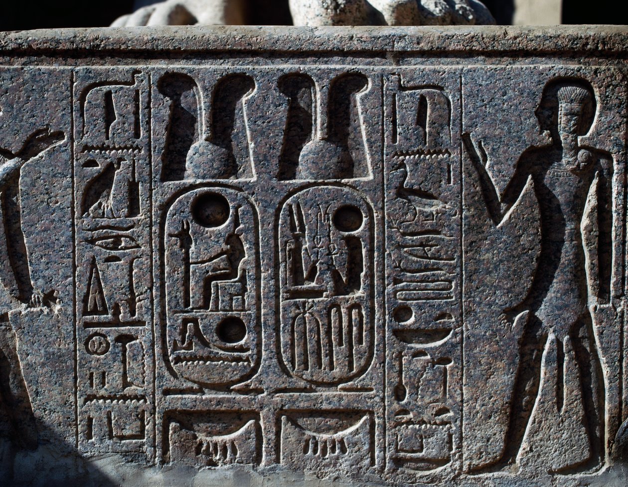 Hieroglyfejä, yksityiskohta kuninkaan kolossaalisen patsaan sorkasta, Ramesses II:n sisäpiha, Amunin temppeli (Unescon maailmanperintöluettelo). tekijältä Egyptian 19th Dynasty