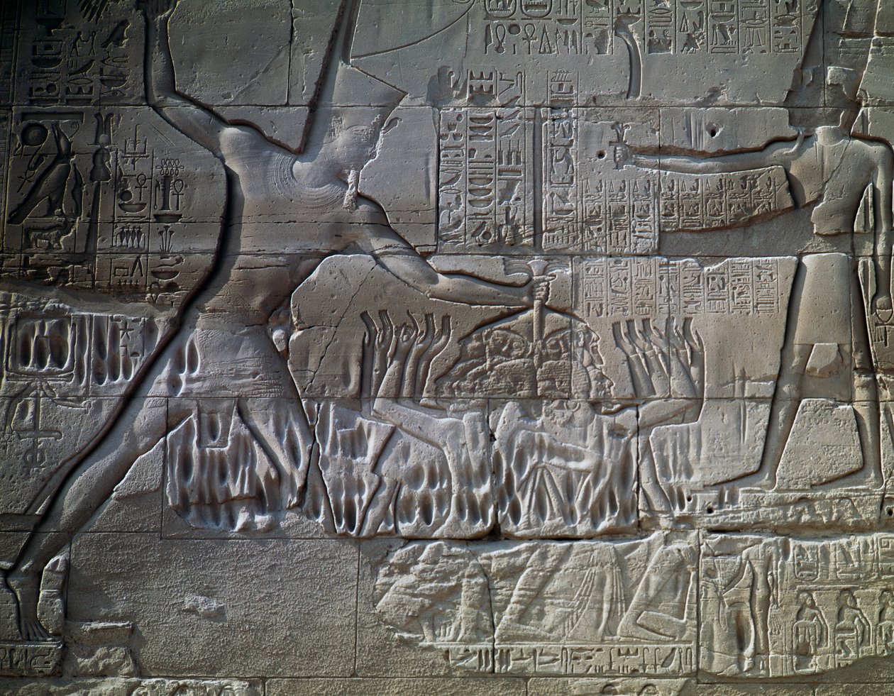 Libyalaisia vankeja, reliefi, suuren hypostyylisalin ulkoseinä, Amunin temppeli, Karnakin temppelikompleksi (Unescon maailmanperintöluettelo). tekijältä Egyptian 19th Dynasty