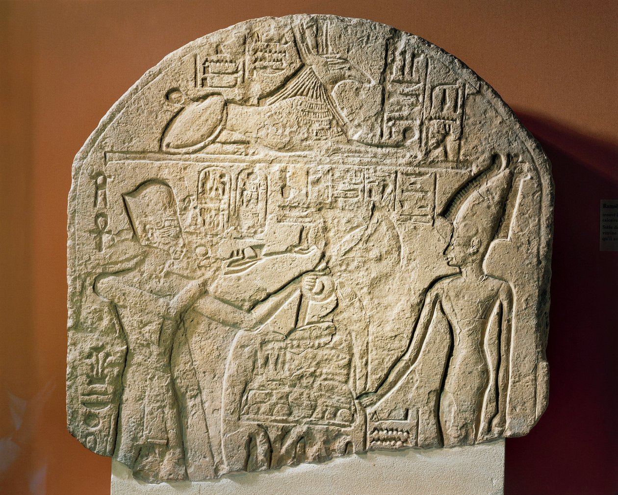 Kalkkikivinen pylväs, jossa Ramses II uhraa suitsukkeita ja papyrusta Astarte-jumalattarelle. tekijältä Egyptian 19th Dynasty