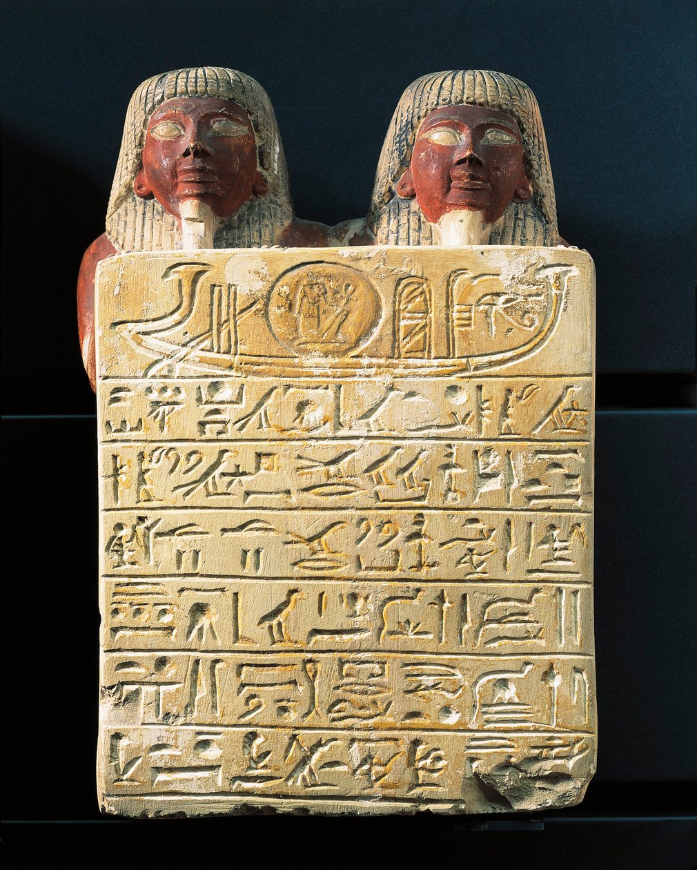 Kalkkikivinen pylväs, jossa Dydy ja hänen poikansa Pendua, puuseppämestarit, veisaavat auringonjumala Raa, Deir el-Medina tekijältä Egyptian 19th Dynasty