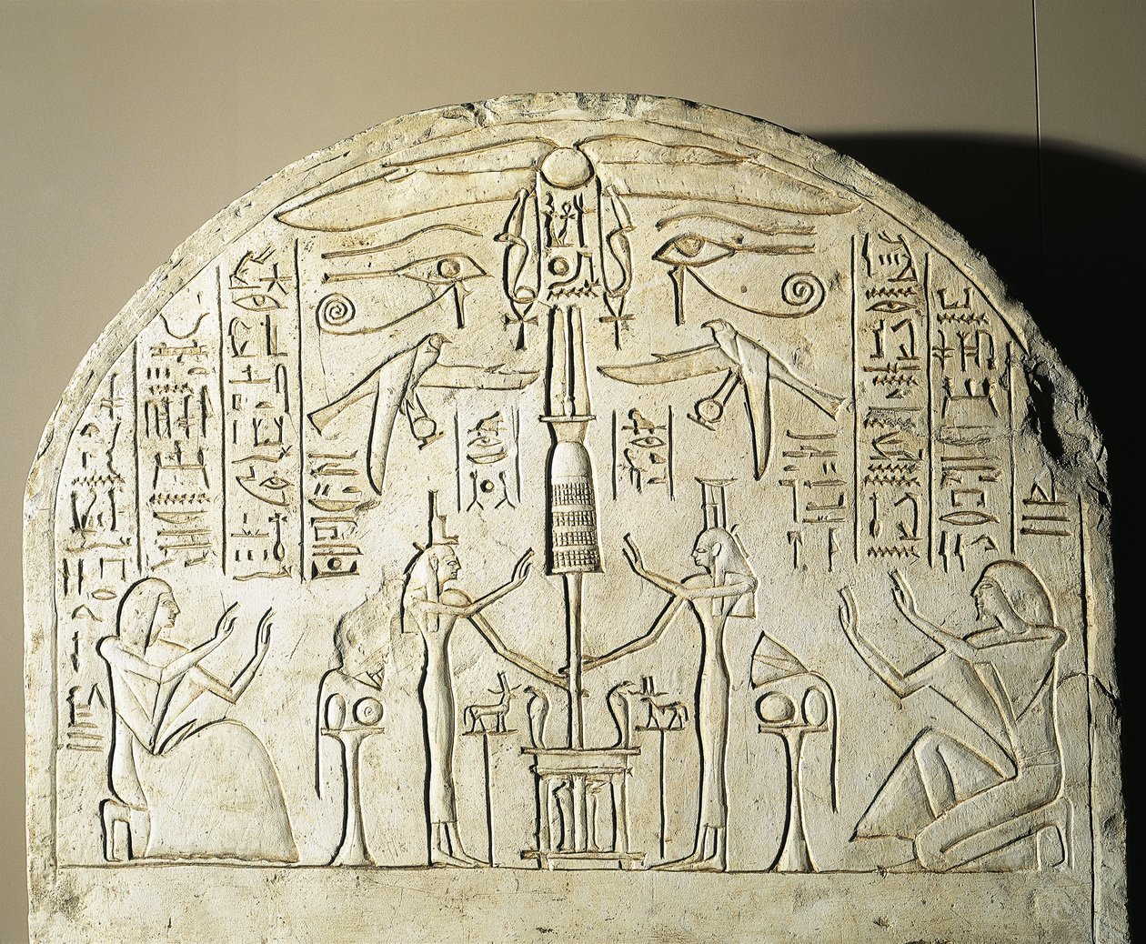 Perineferin kalkkikivinen pylväs, jossa Isis ja Neftis palvovat Osirista esittävää fetissiä, Abydosista, Ramses II:n hallituskaudelta. tekijältä Egyptian 19th Dynasty