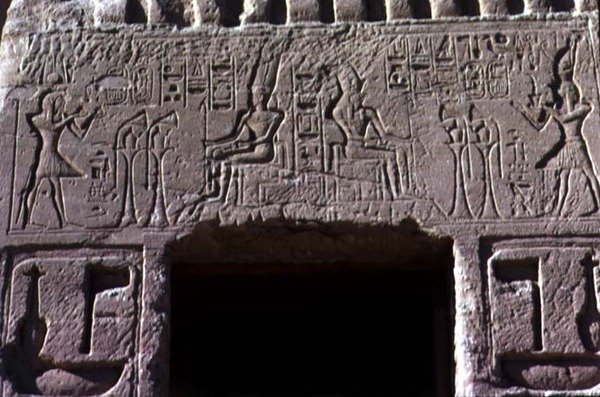 Uuden kuningaskunnan kuningatar Nefertarin temppelin sisäänkäynnin oven yläpuolella, noin 11250 eKr. (kuva) tekijältä Egyptian 19th Dynasty