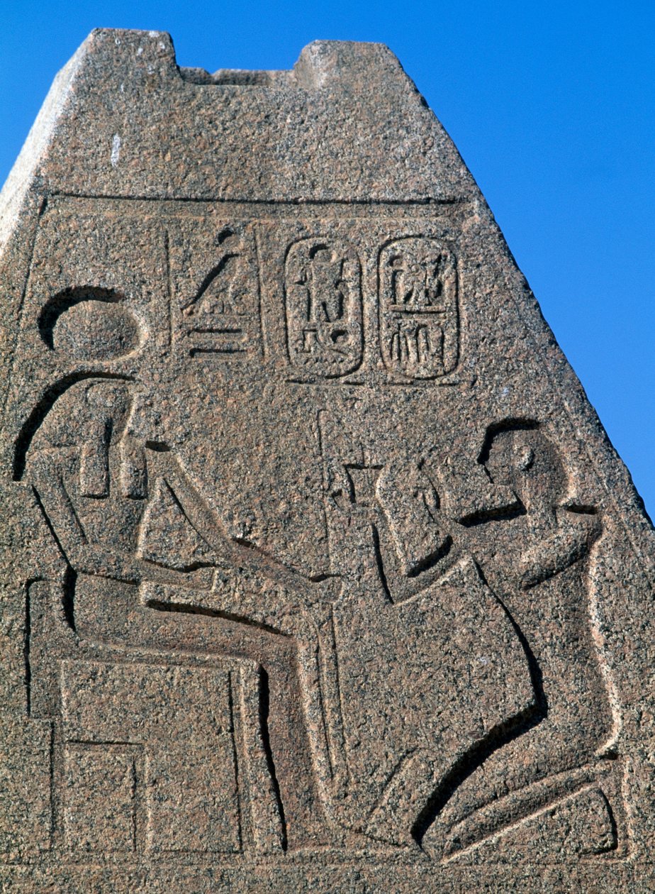 Obeliski, jossa reliefit ja Ramses II:n kirjoitukset, Suuri Amunin temppeli, Tanis, Egypti, Egyptin sivilisaatio, Uusi valtakunta, XIX dynastia tekijältä Egyptian 19th Dynasty