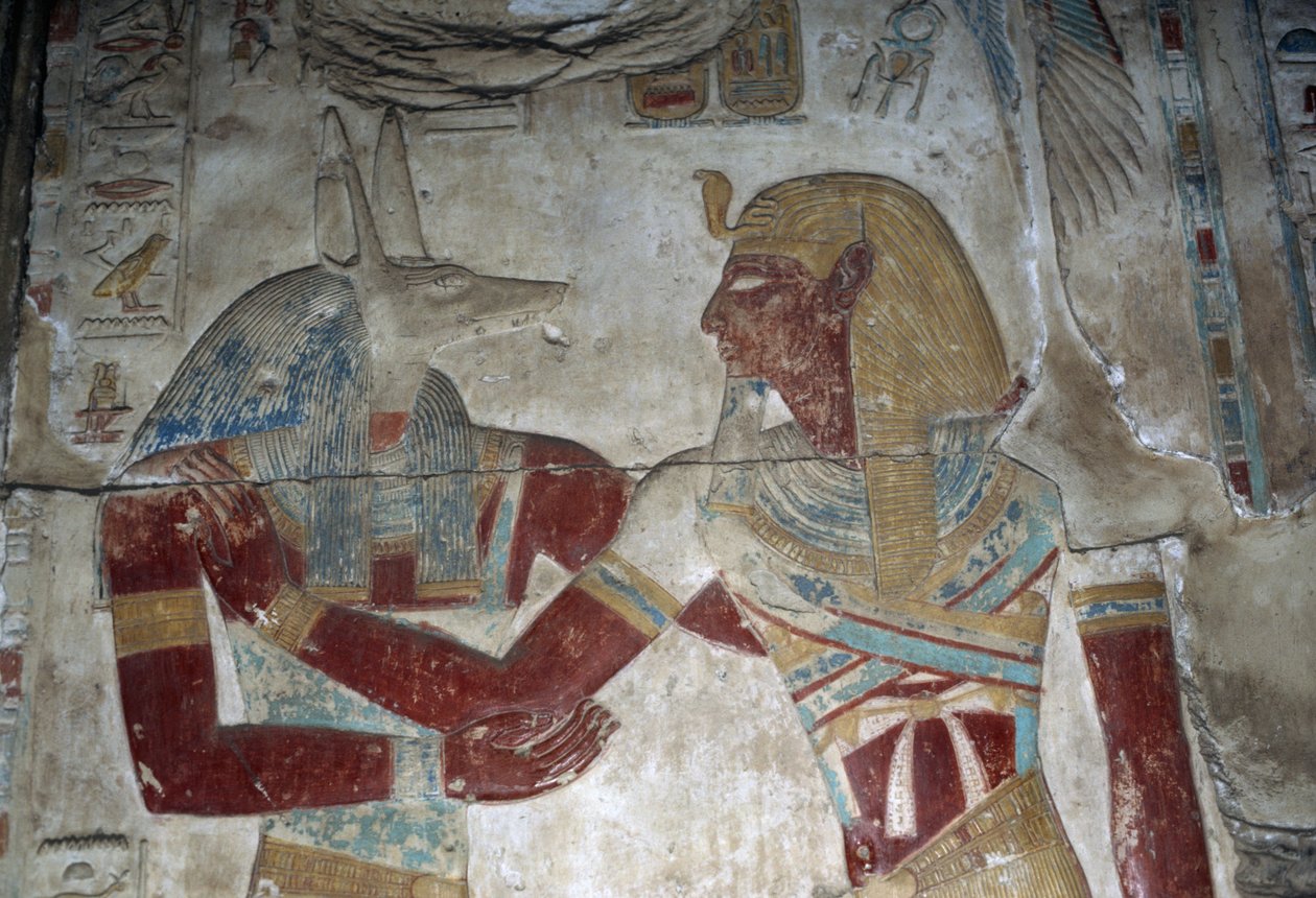 Maalattu reliefi, joka esittää faraota ja Anubis-jumalaa, Osiriksen kappeli, Seti I:n temppeli. tekijältä Egyptian 19th Dynasty