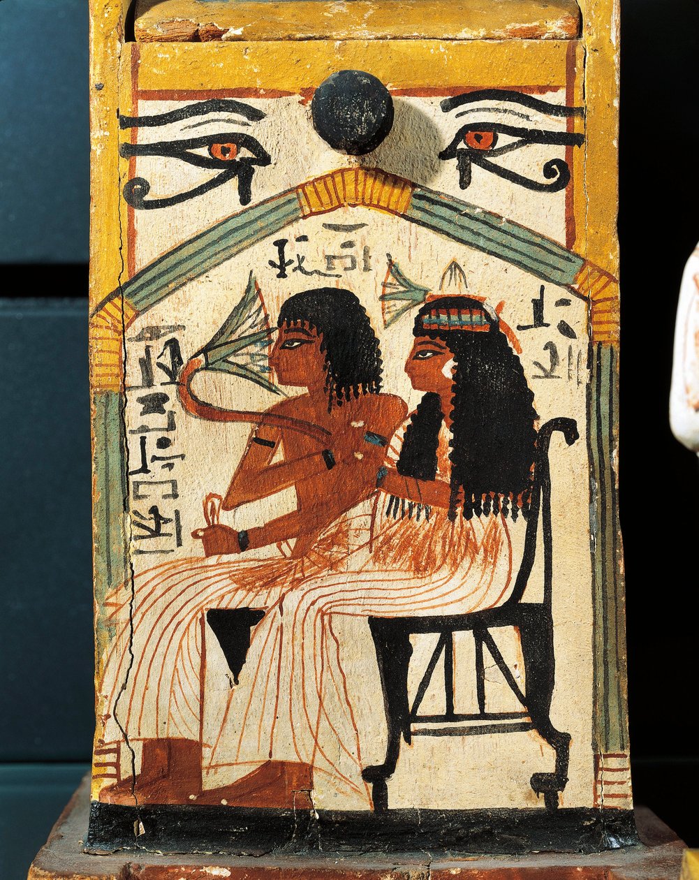 Habekhentin maalatusta puusta valmistettu shabti-laatikko, vainaja istuu vaimonsa kanssa, yksityiskohta tekijältä Egyptian 19th Dynasty