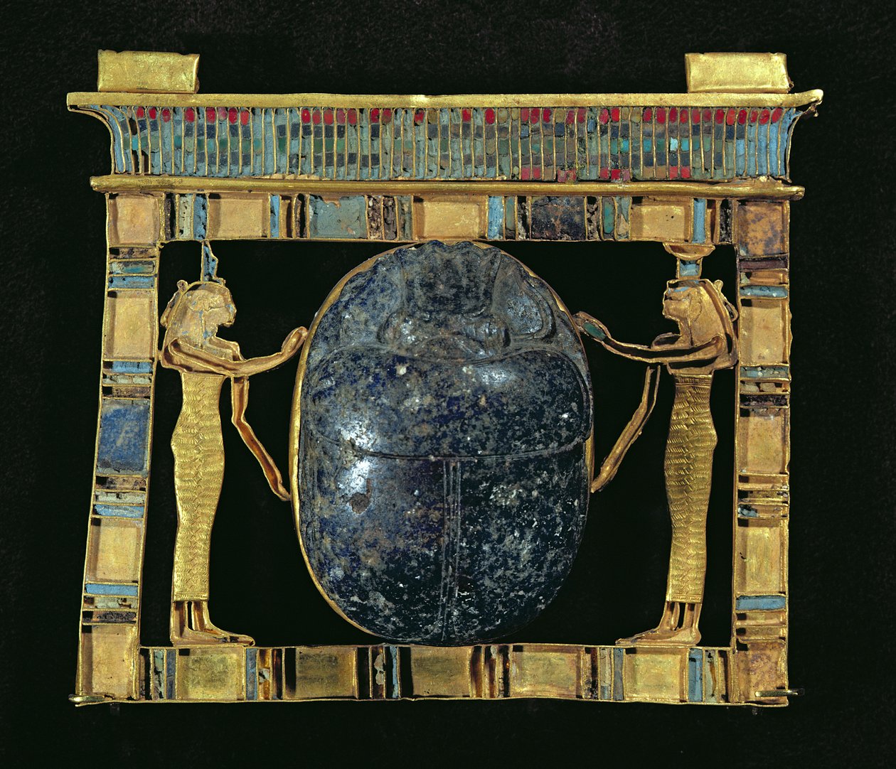 Visiiri, Paser, skarabeus, jota reunustavat jumalattaret Isis ja Nephthys, Serapeumista Memphisistä, Uudesta kuningaskunnasta (kulta, lapis lazuli ja lasitahna) tekijältä Egyptian 19th Dynasty