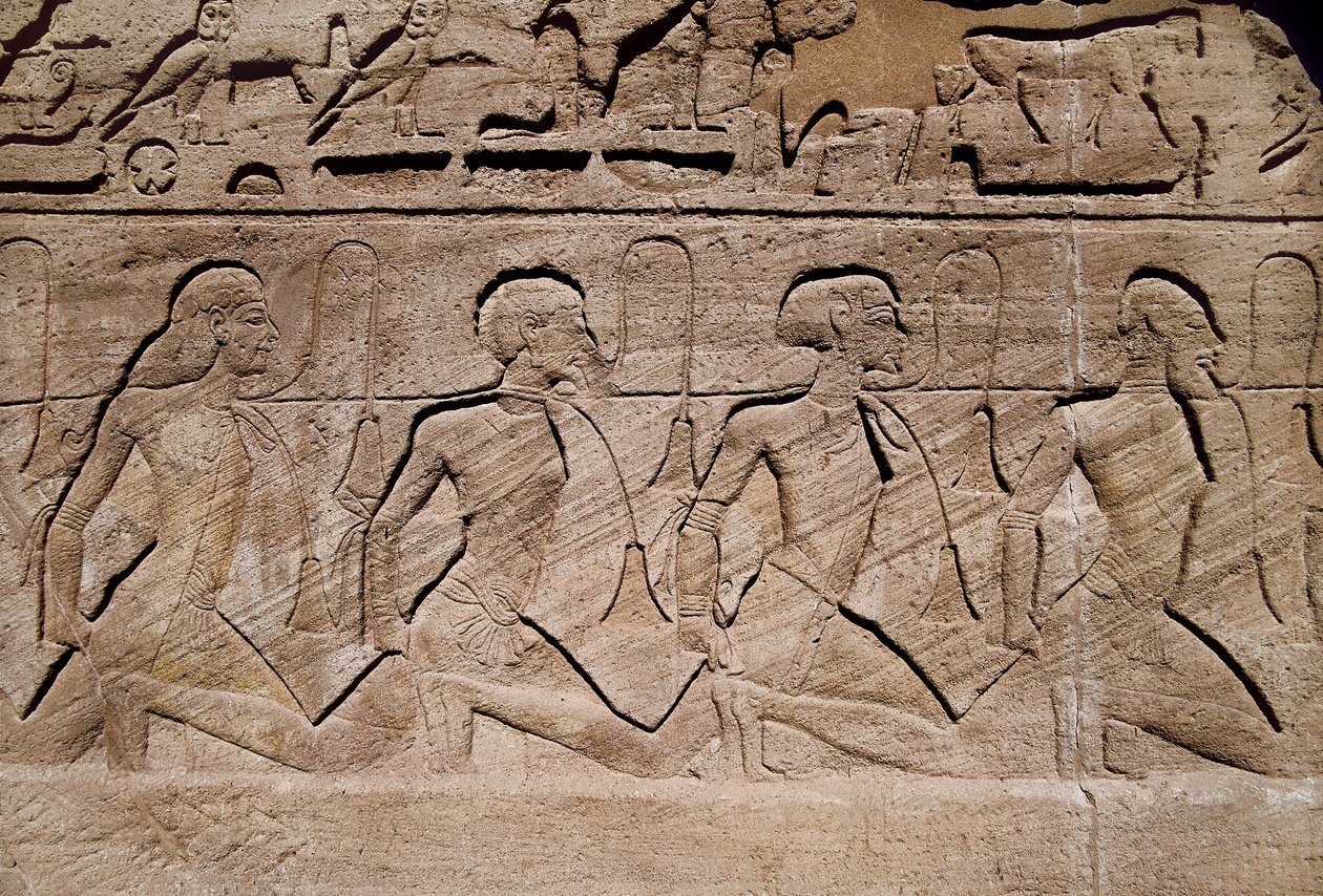 Farao Ramses II:n voittoja kuvaavat vangit, Basin helpotus Ramses II:n suuren temppelin sisäänkäynnillä Egyptissä, Abu Simbel tekijältä Egyptian 19th Dynasty