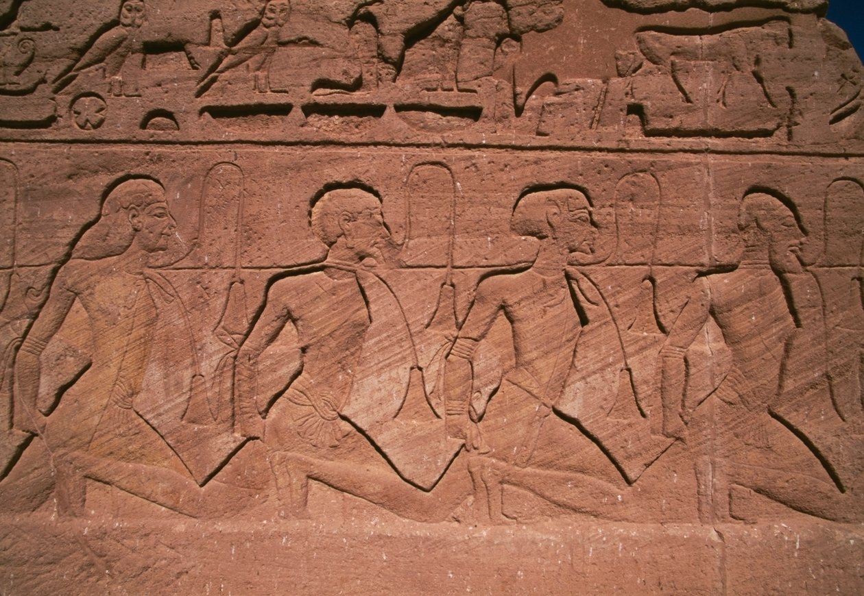 Pohjoisen vangit, reliefi Ramesses II:n suuren temppelin jättiläisten juurella, Abu Simbel (Unescon maailmanperintöluettelo). tekijältä Egyptian 19th Dynasty