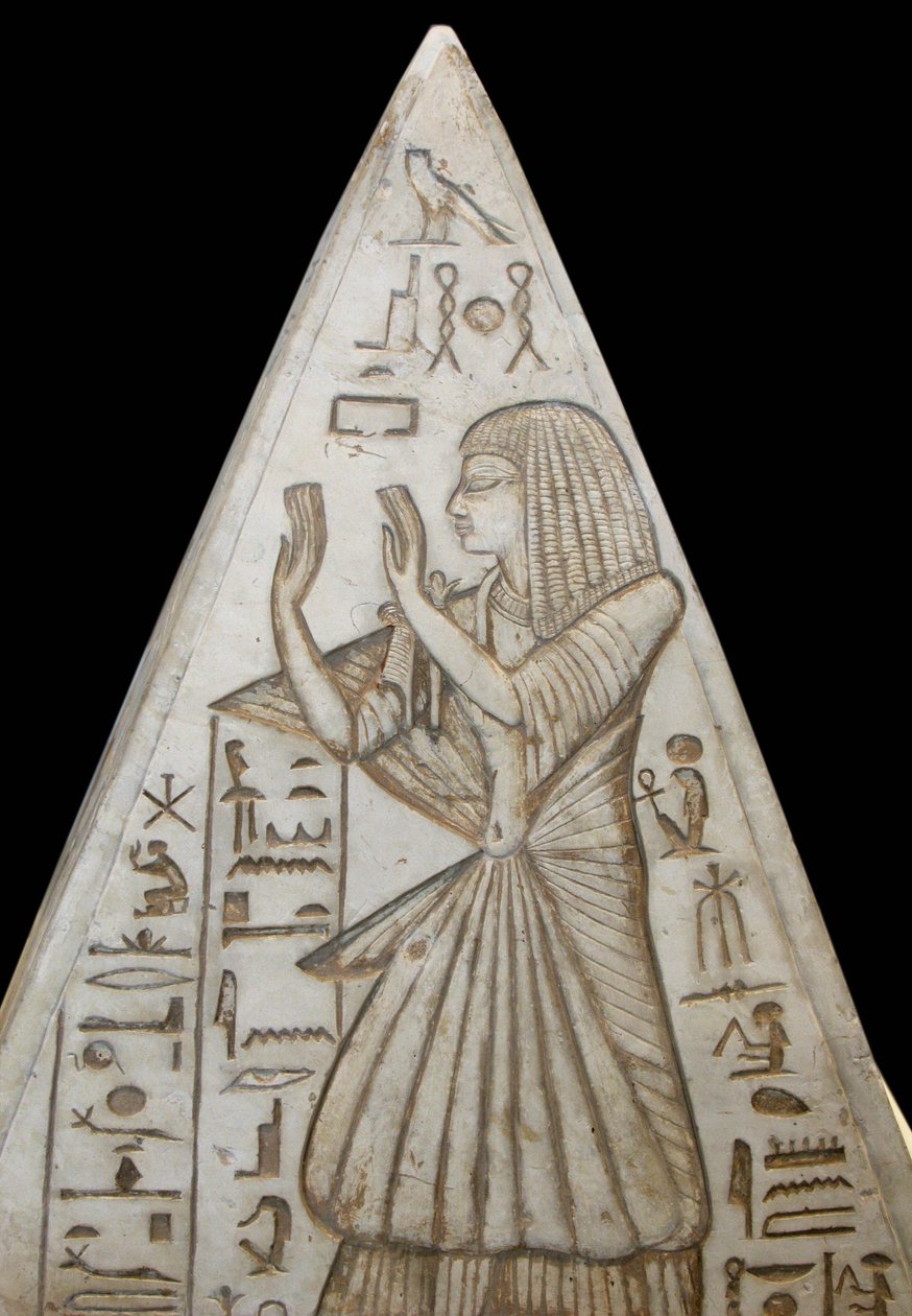 Pyramidon kalkkikivessä poseeraa pyramidien kappelihautojen huipulla. Siellä on vakavia kohtauksia, jotka kuvaavat auringon kiertokulkua ja vainajan auringon palvontaa. Se tulee Deir el Medinasta tekijältä Egyptian 19th Dynasty
