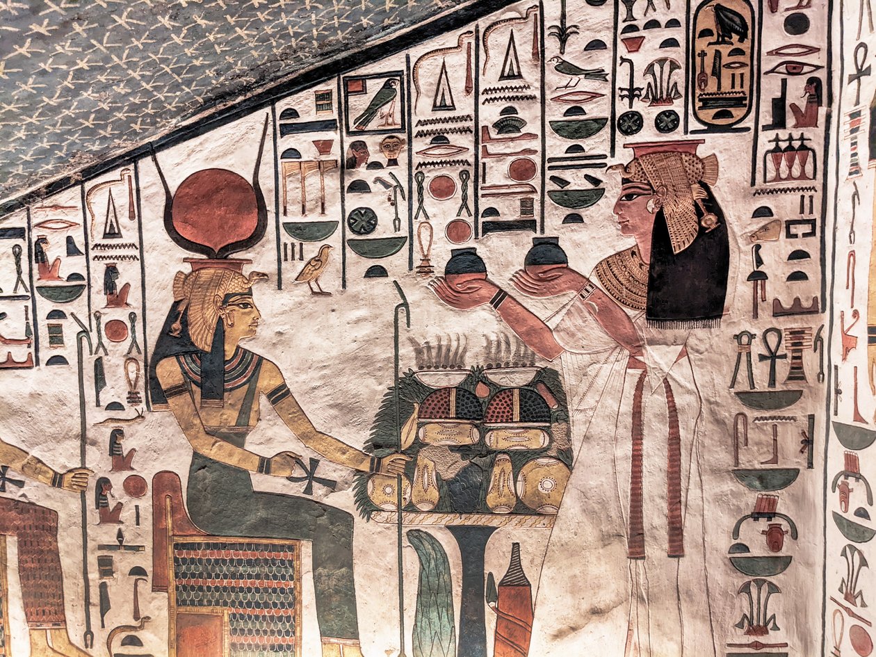 Kuningatar tarjoilee rituaalimaljakoita (seinämaalaus) tekijältä Egyptian 19th Dynasty