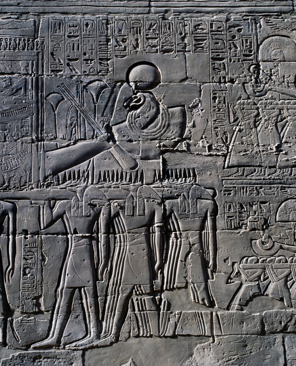 Ramesses II pyhän veneen edessä, reliefi, Suuren hypostyylisalin sisäseinät, Karnakin temppelikompleksi (Unescon maailmanperintöluettelo). tekijältä Egyptian 19th Dynasty