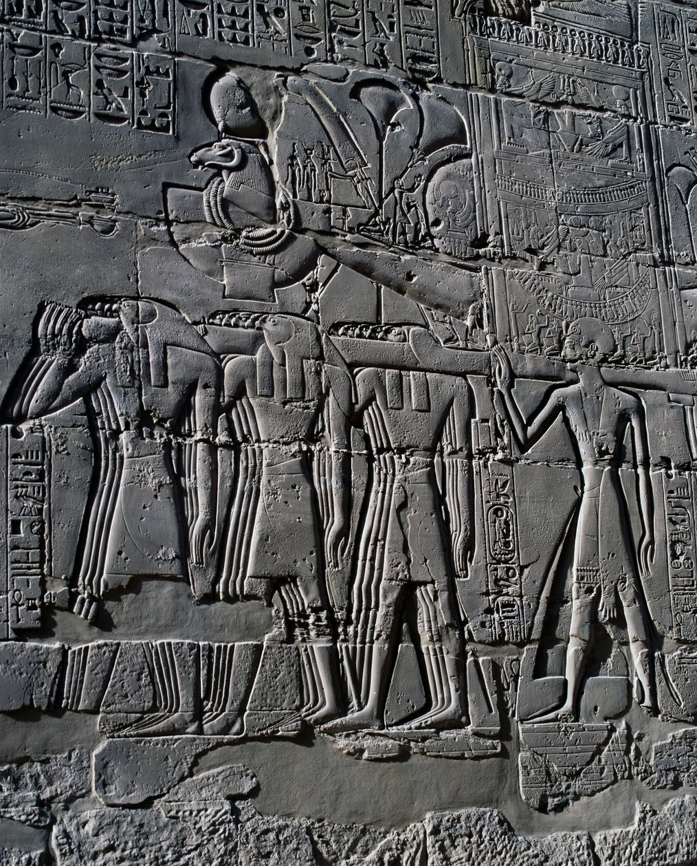 Ramesses II pyhän veneen edessä, reliefi, Suuren hypostyylisalin sisäseinät, Karnakin temppelikompleksi (Unescon maailmanperintöluettelo). tekijältä Egyptian 19th Dynasty