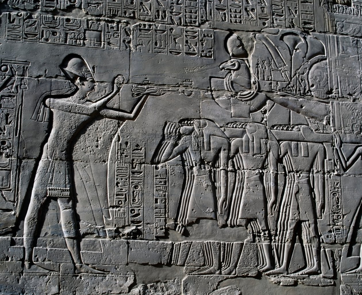 Ramesses II uhraamassa pyhän veneen edessä, reliefi, Suuren hypostyylisalin sisäseinät, Karnakin temppelikompleksi (Unescon maailmanperintöluettelo). tekijältä Egyptian 19th Dynasty